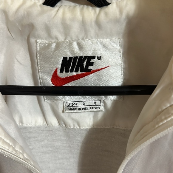Nike Large Logo Swoosh White and Black Windbreaker Jacket - Picture 3 of 6
